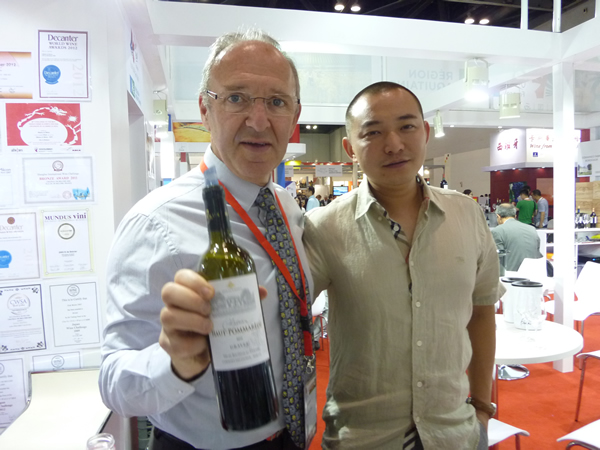 与法国舒马赫酒庄庄主合影