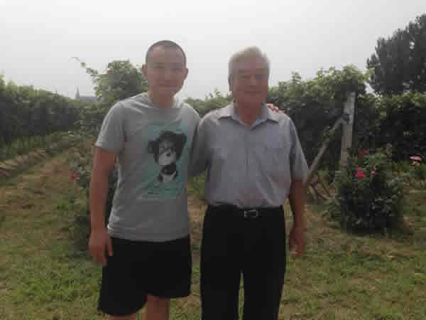 与房山莱恩堡酒庄有机葡萄酒种植专家邹福临老师合影